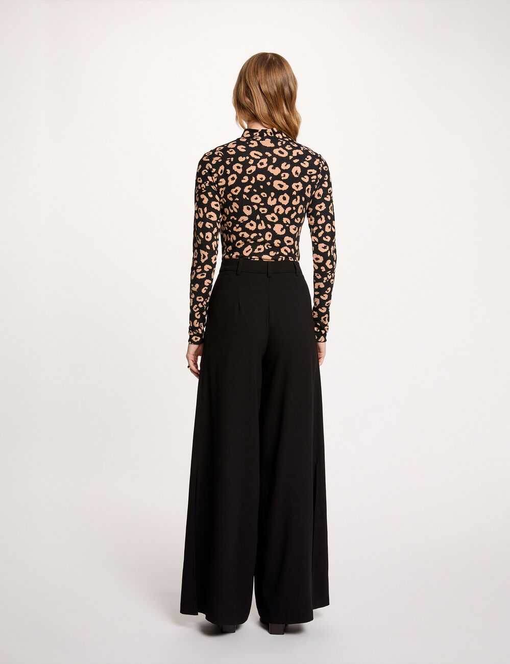 Camiseta ajustada cuello alto negro mujer