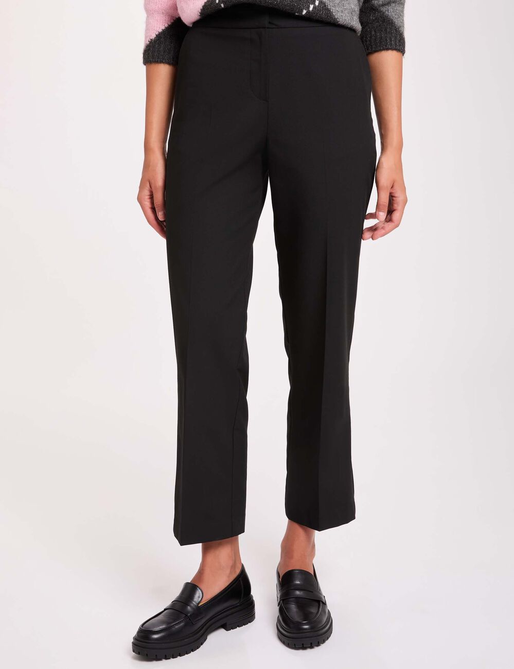 Pantal&oacute;n slim tipo cigarrillo negro mujer