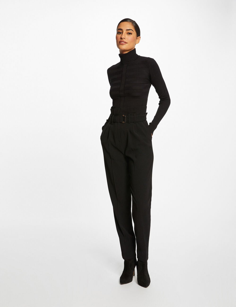 Jersey ajustado de cuello alto negro mujer