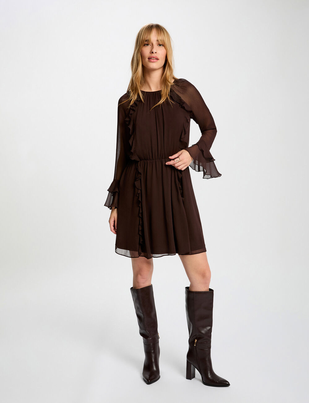 Vestido corto fluido marr&oacute;n oscuro mujer