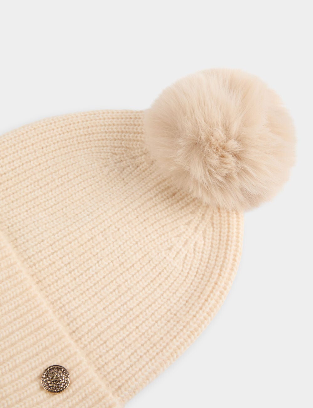 Gorro de punto con bot&oacute;n marfil mujer