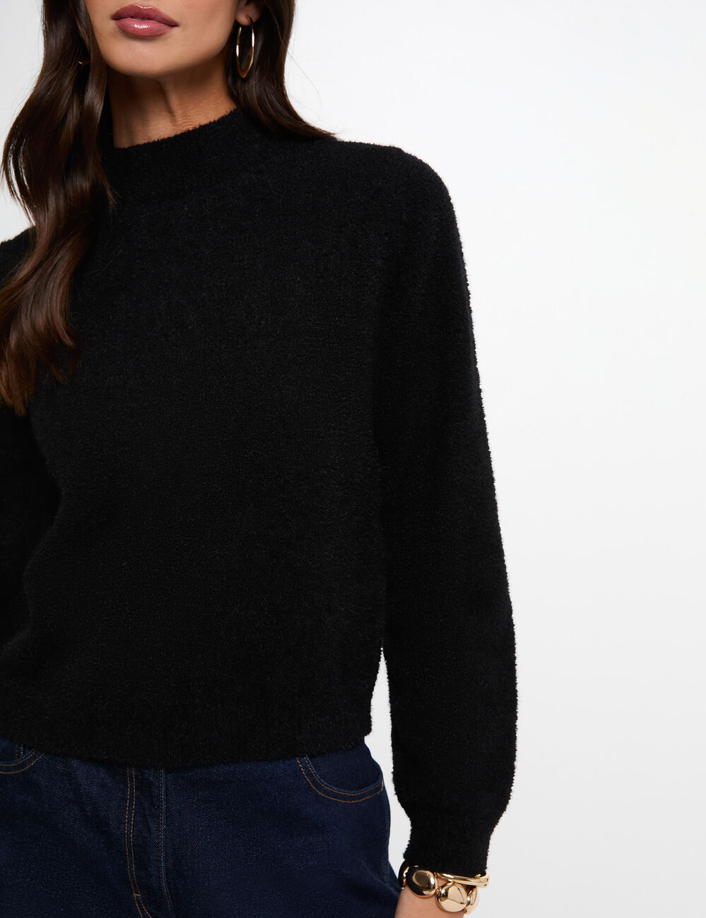 Jersey ajustado de cuello alto negro mujer