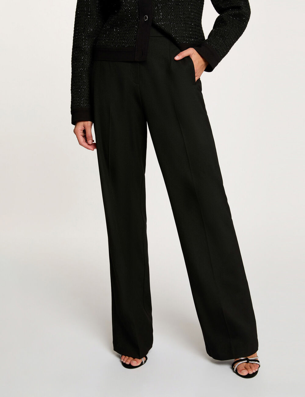Pantal&oacute;n flare con pinzas negro mujer