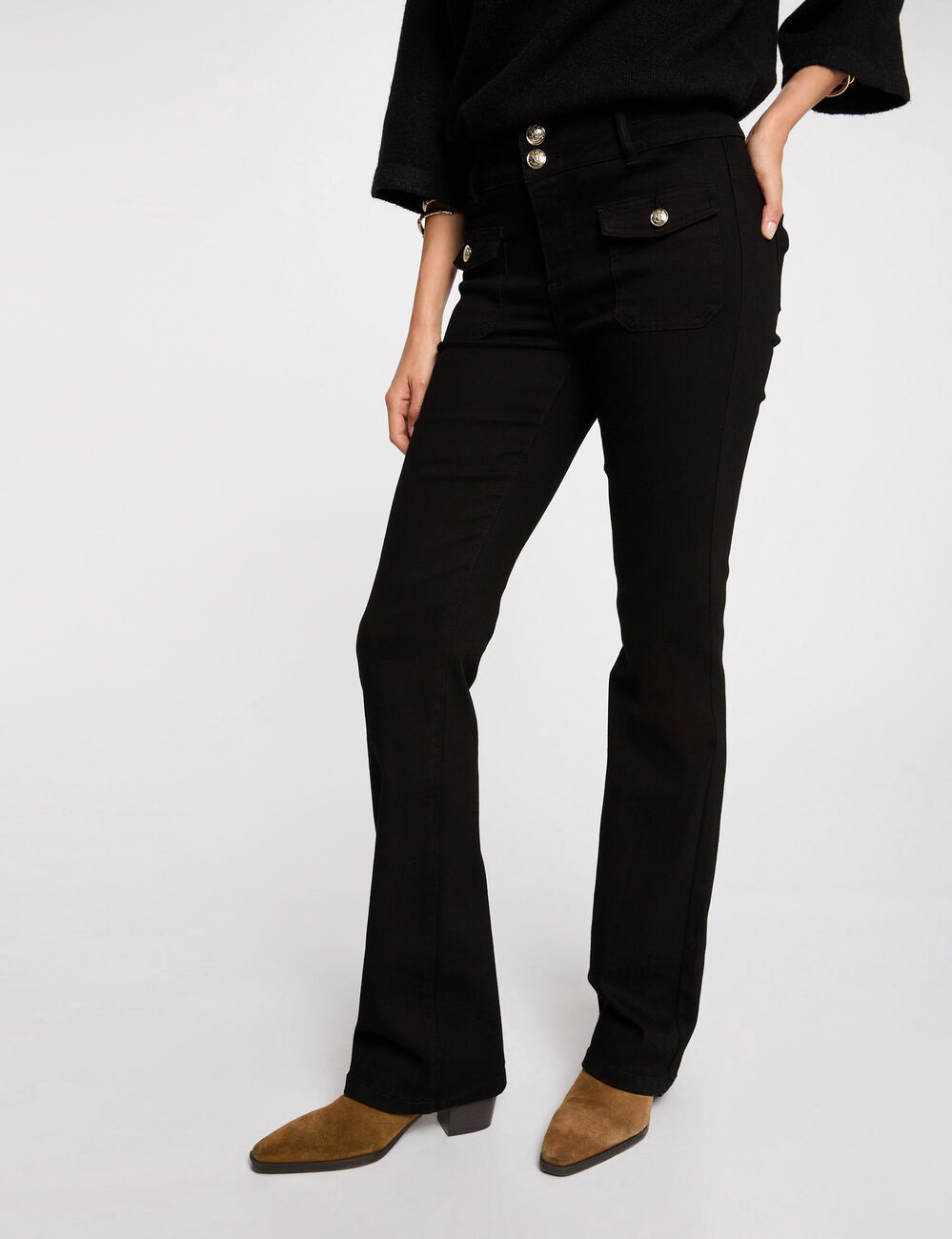 Vaquero boot-cut con bolsillos de solapa negro mujer
