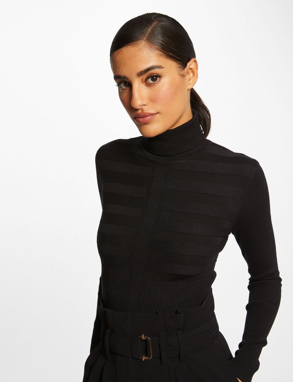 Jersey ajustado de cuello alto negro mujer