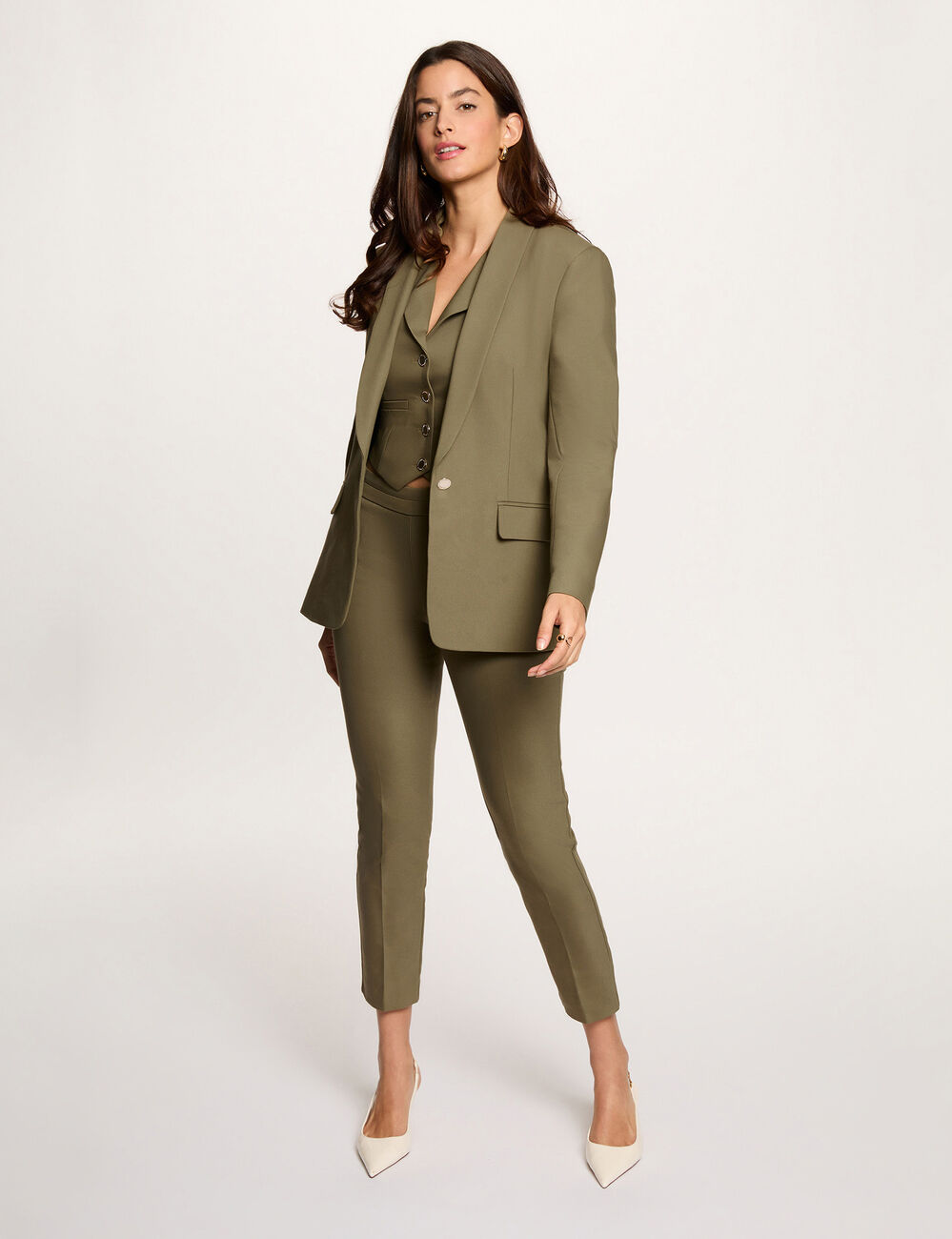 Pantal&oacute;n cigarette estilo corto verde caqui mujer