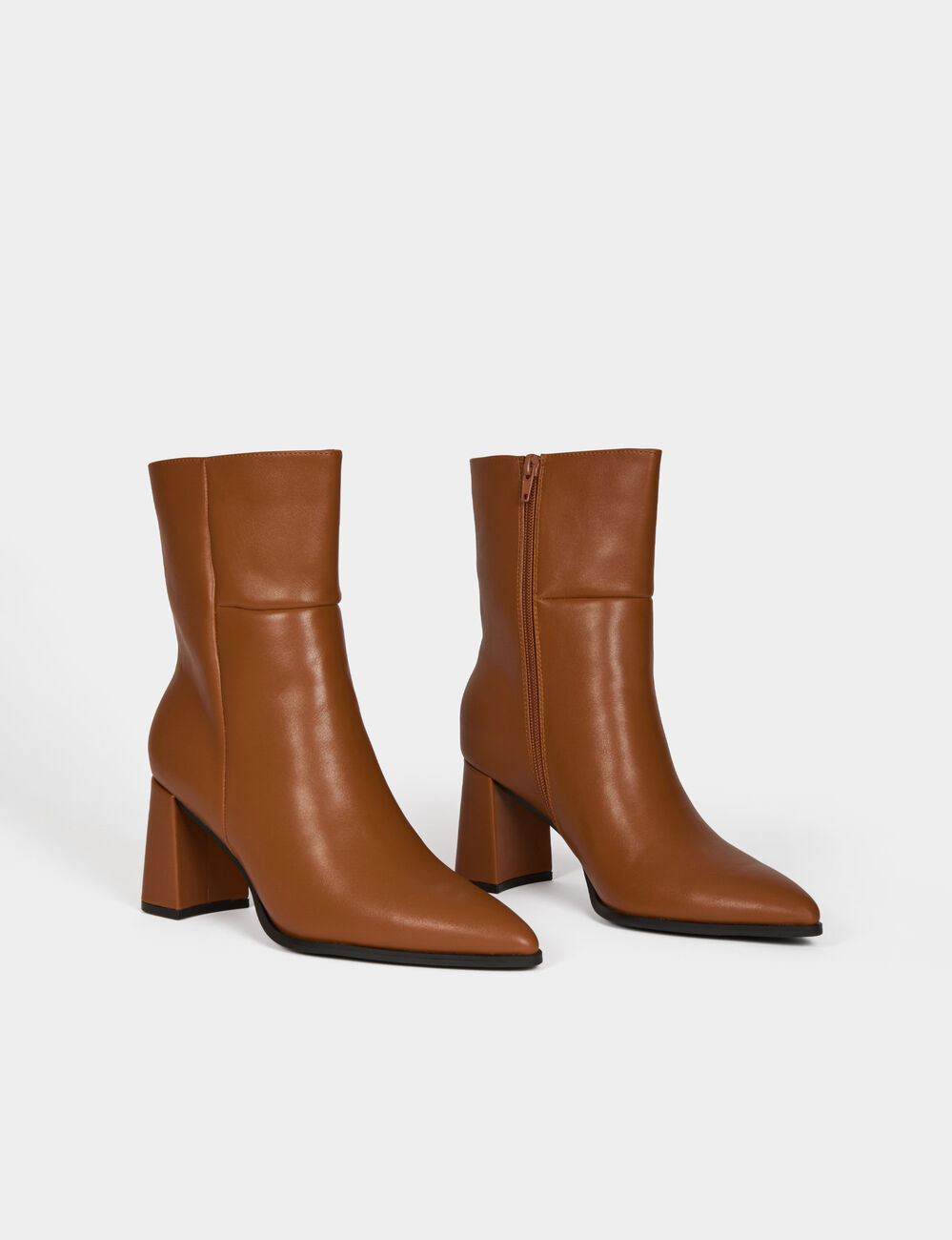 Bota corta con tac&oacute;n c&aacute;mel mujer