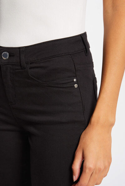 Pantalón slim talle estándar negro mujer