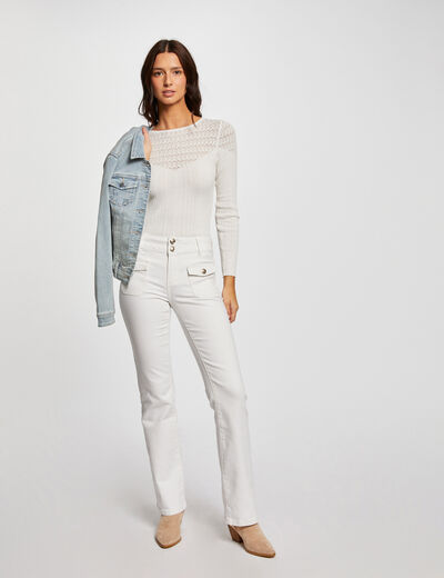 Vaquero boot-cut con bolsillos de solapa marfil mujer