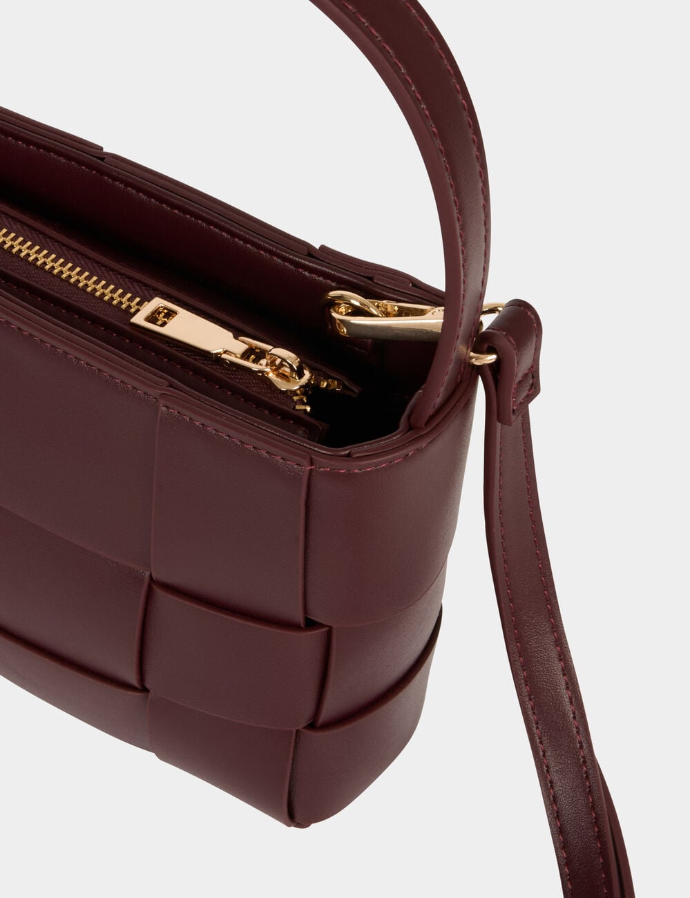 Bolso trenzado de polipiel burdeos mujer