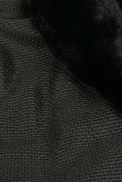 Capa con detalles pelo de imitación negro mujer