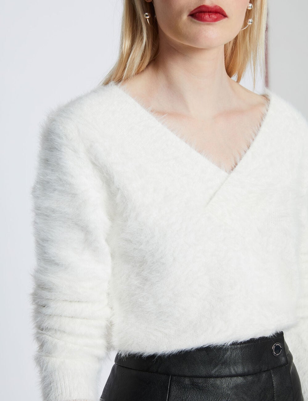 Jersey de pelo con doble escote en V marfil mujer