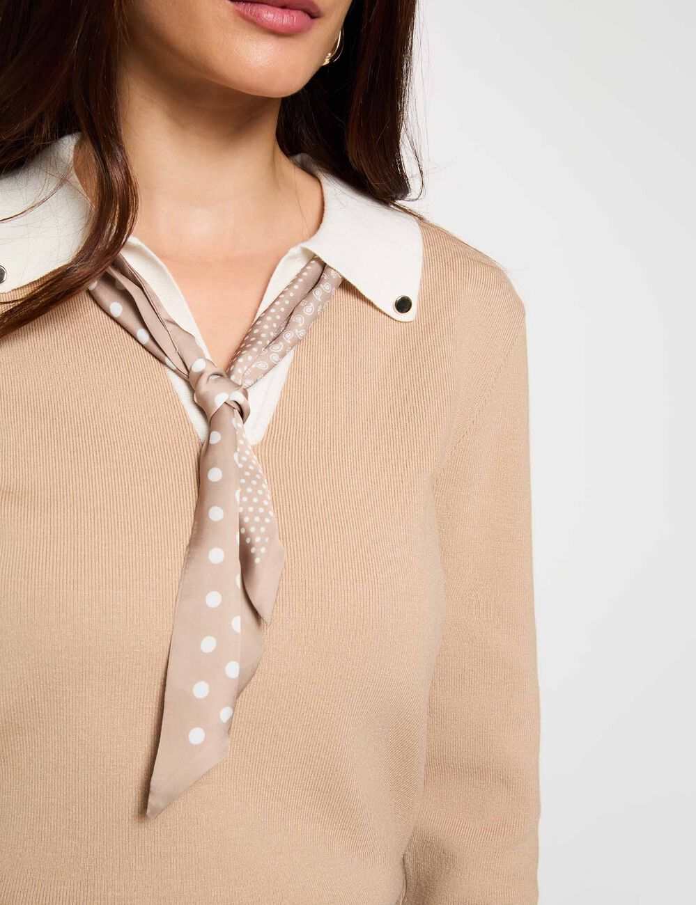 Jersey con cuello vuelto beige mujer