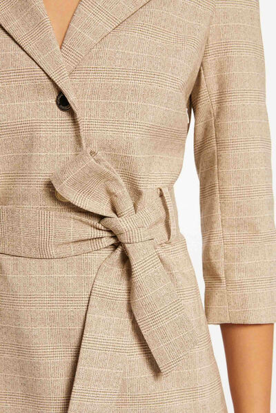 Vestido recto con cinturón y estampado beis mujer