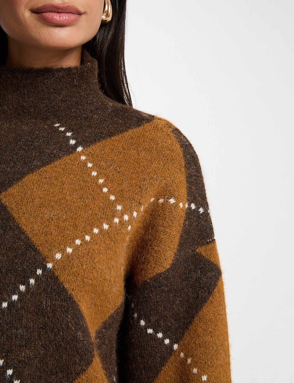 Jersey de cuello alto marr&oacute;n mujer