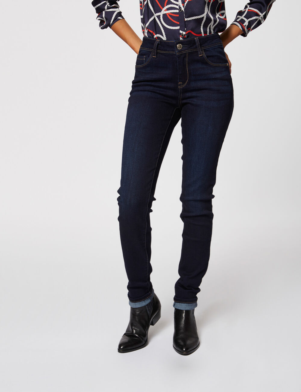 Vaquero slim talle est&aacute;ndar denim crudo mujer