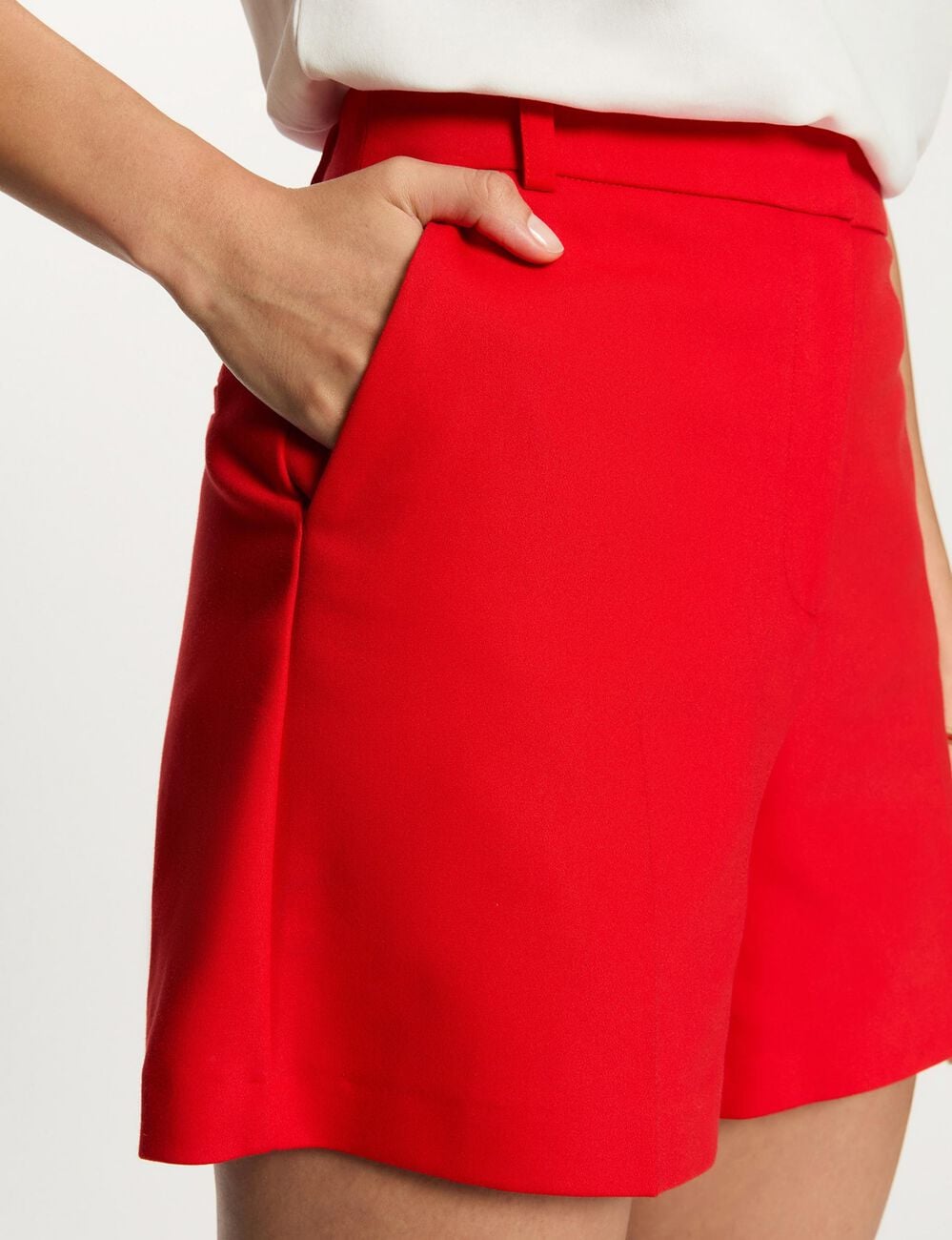 Pantal&oacute;n corto de tiro alto rojo vivo mujer