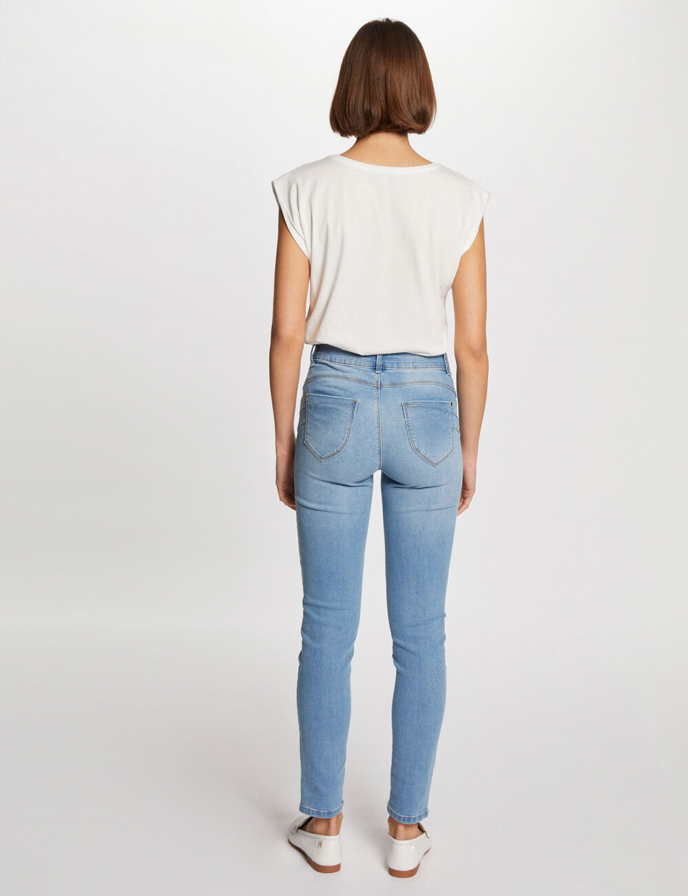 Vaquero slim talle estándar denim descolorido mujer