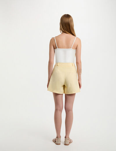 Short recto amarillo pastel mujer