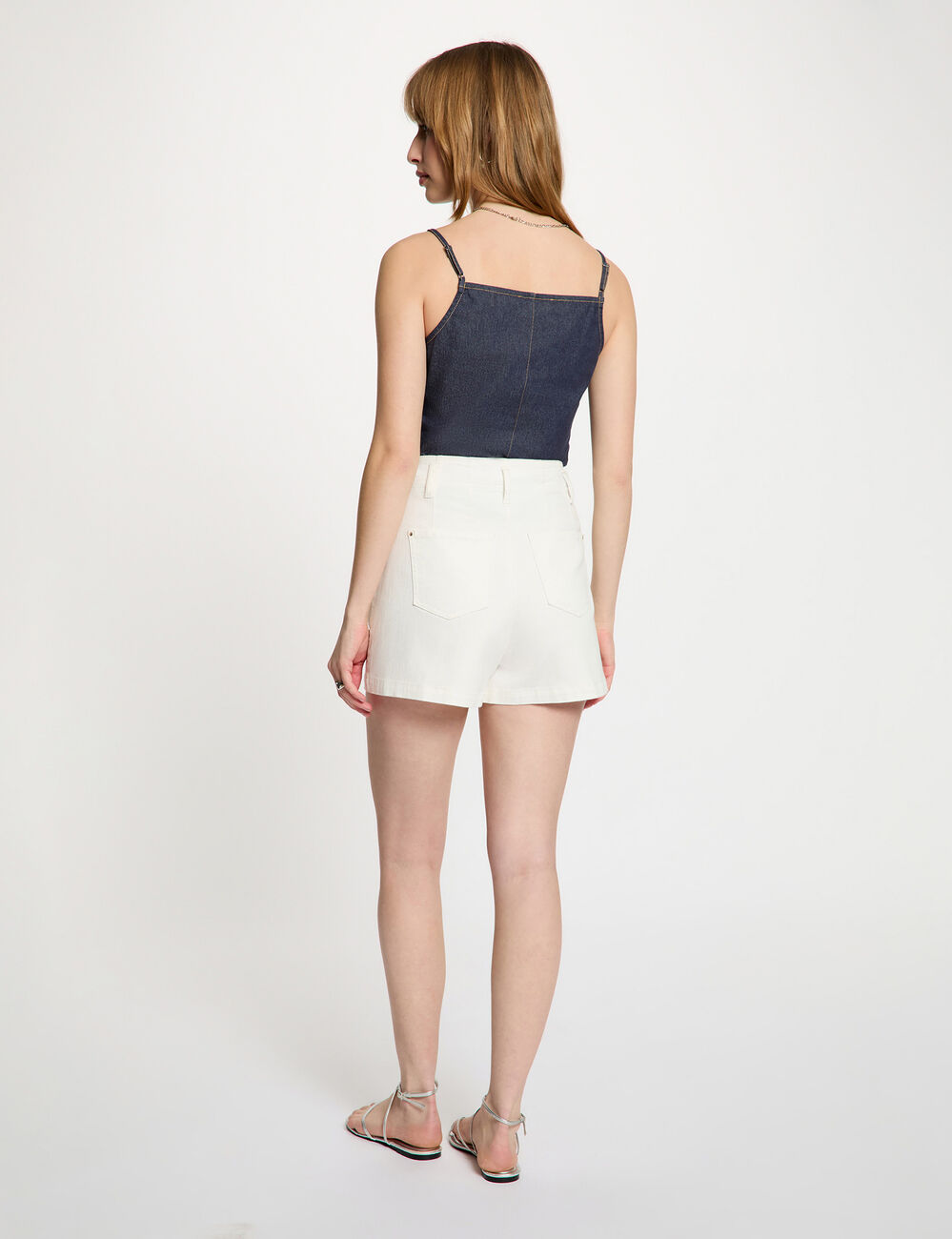 Top ajustado de denim denim crudo mujer