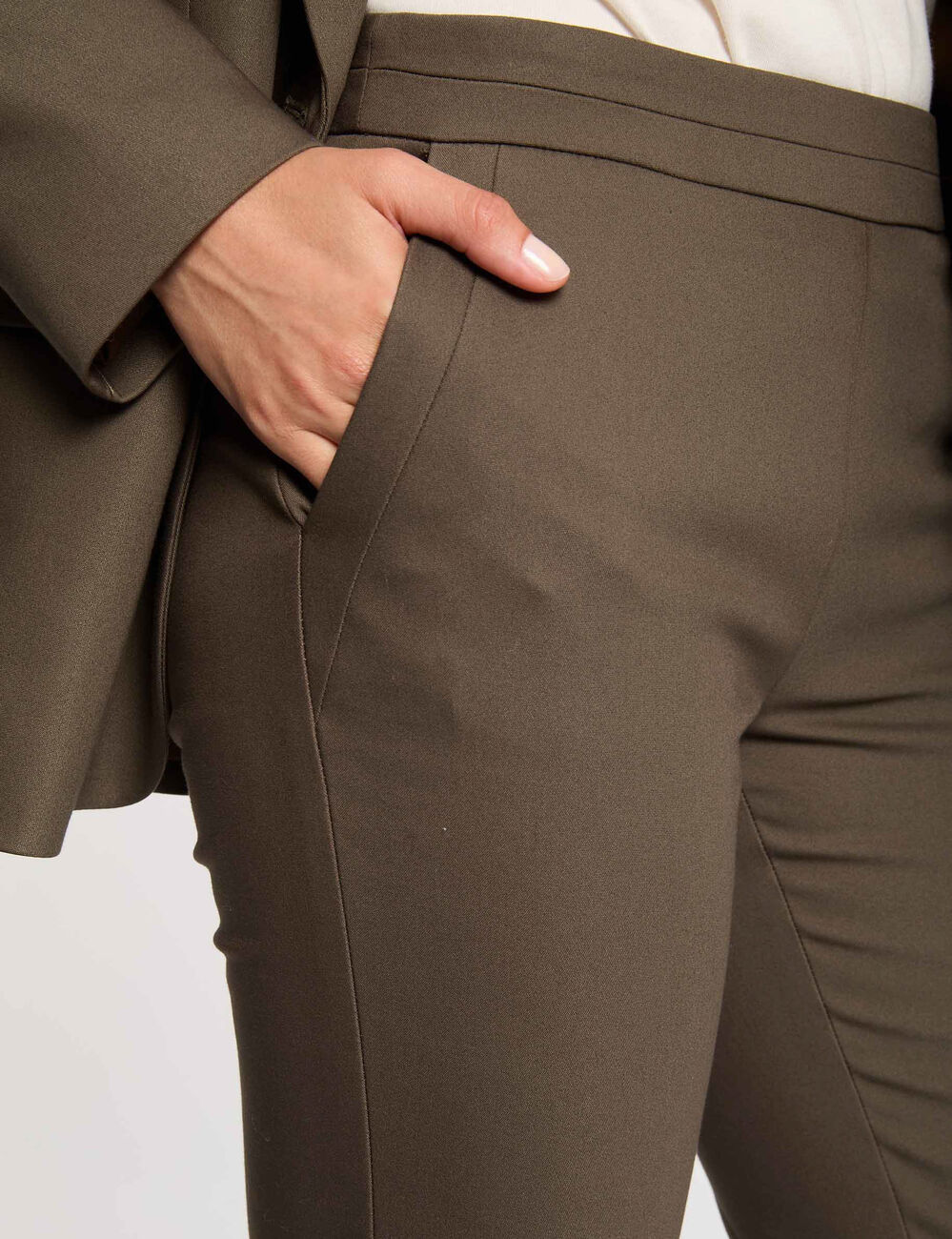 Pantalón cigarette estilo corto verde caqui mujer