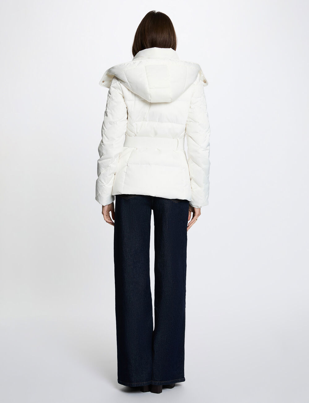 Plum&iacute;fero corto con cintur&oacute;n marfil mujer