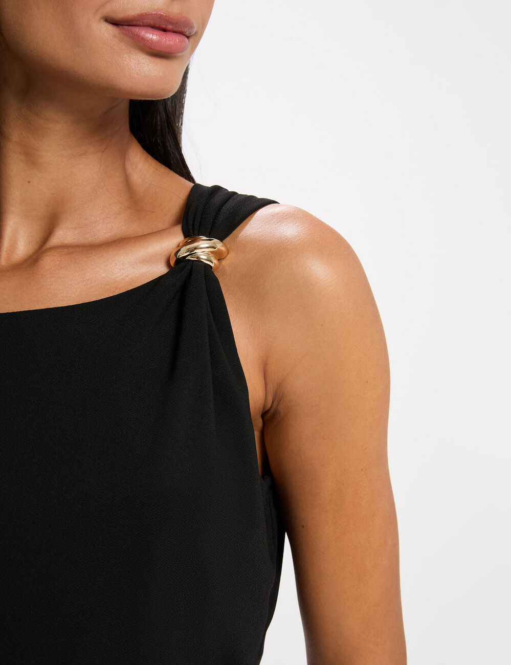 Camiseta asim&eacute;trica con joya negro mujer