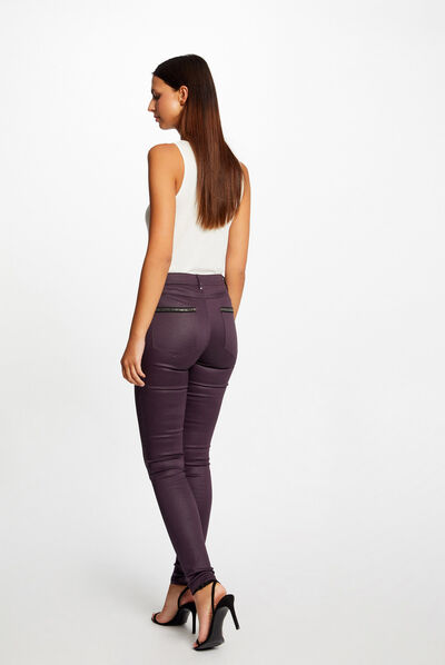 Pantalón skinny efecto mojado ciruela mujer