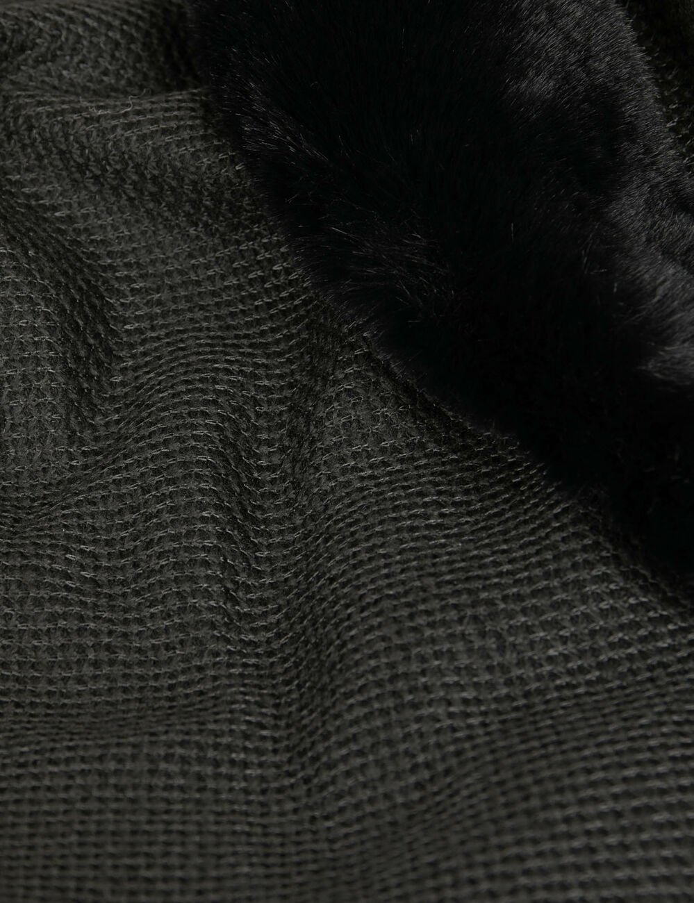 Capa con detalles pelo de imitación negro mujer