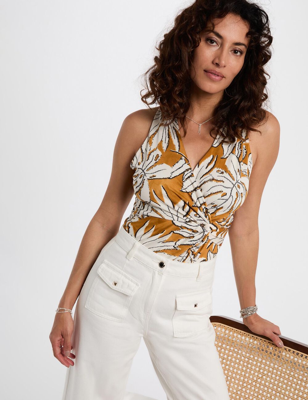 Top satinado con escote en V amarillo mostaza mujer