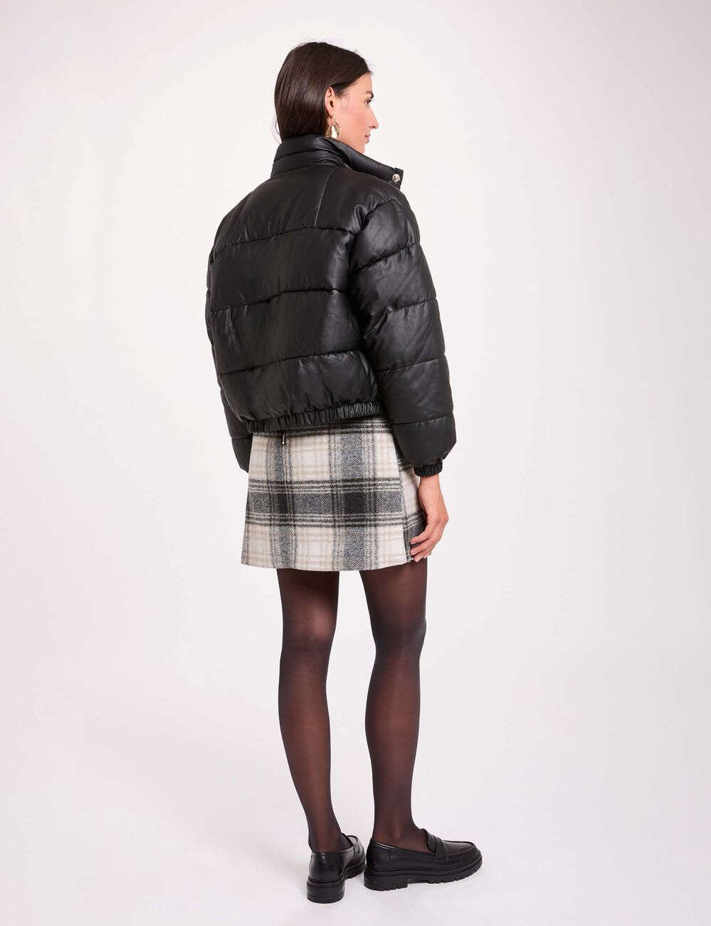 Plum&iacute;fero de cuero sint&eacute;tico cuello alto negro mujer