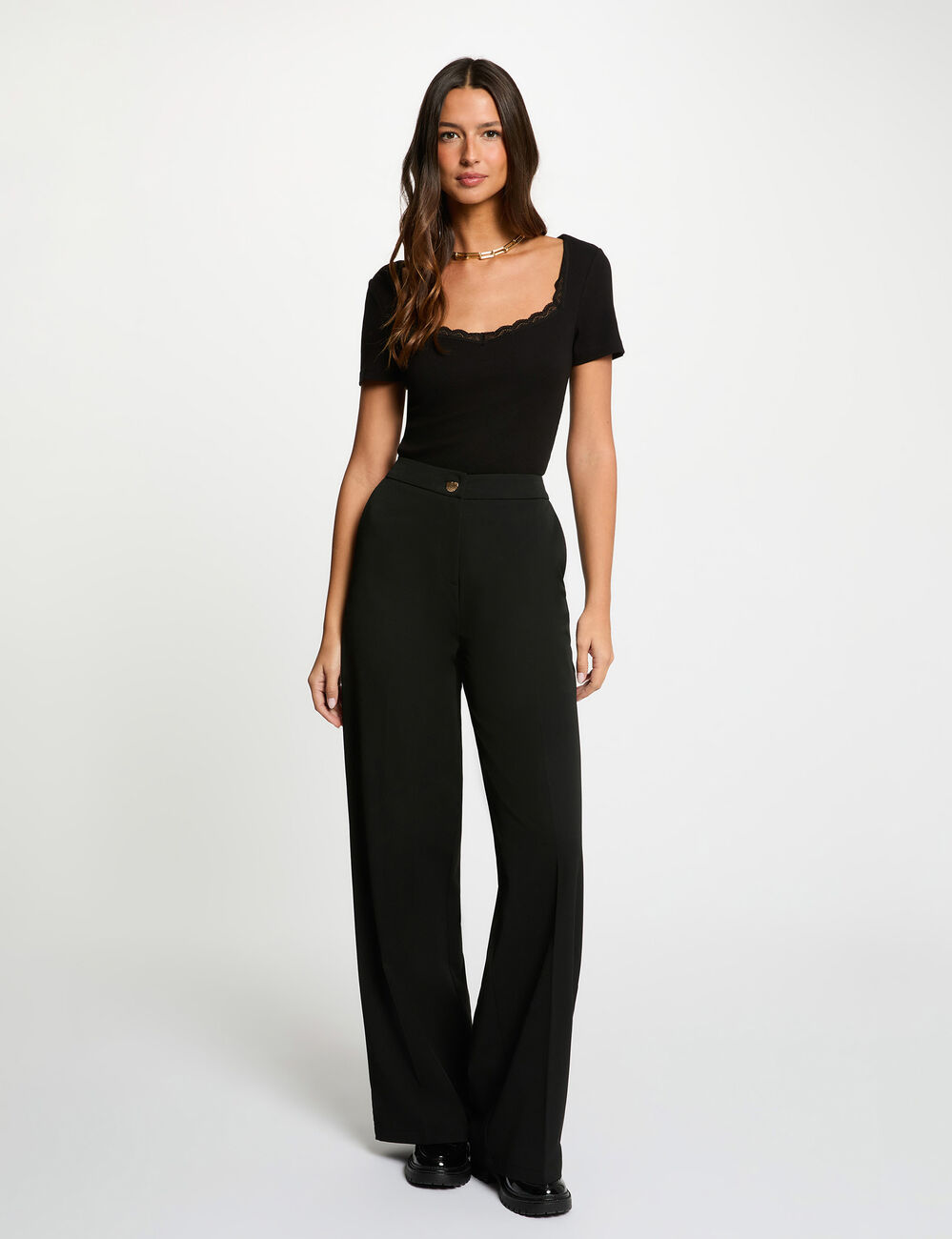 Camiseta entallada con cuello coraz&oacute;n negro mujer