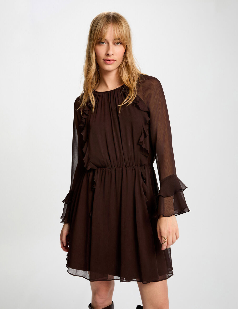 Vestido corto fluido marr&oacute;n oscuro mujer