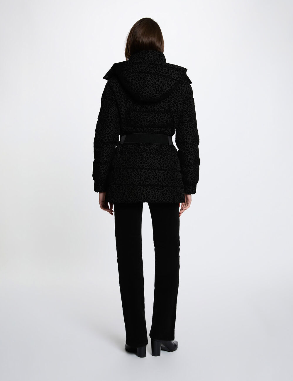 Chaqueta acolchada con cintur&oacute;n negro mujer