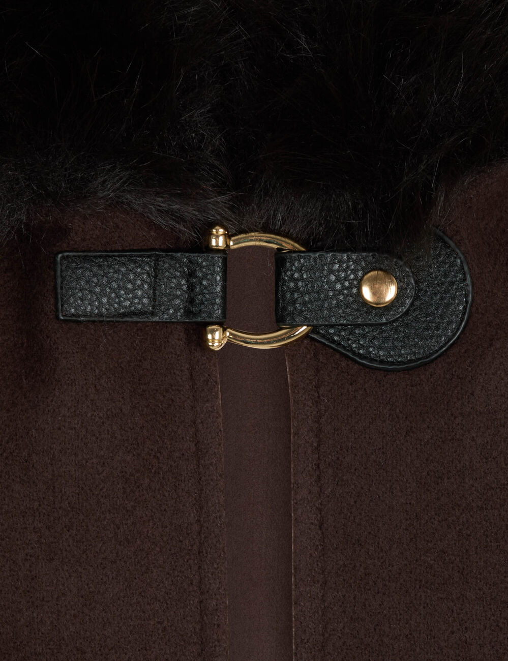 Poncho de pelo sint&eacute;tico marr&oacute;n oscuro mujer