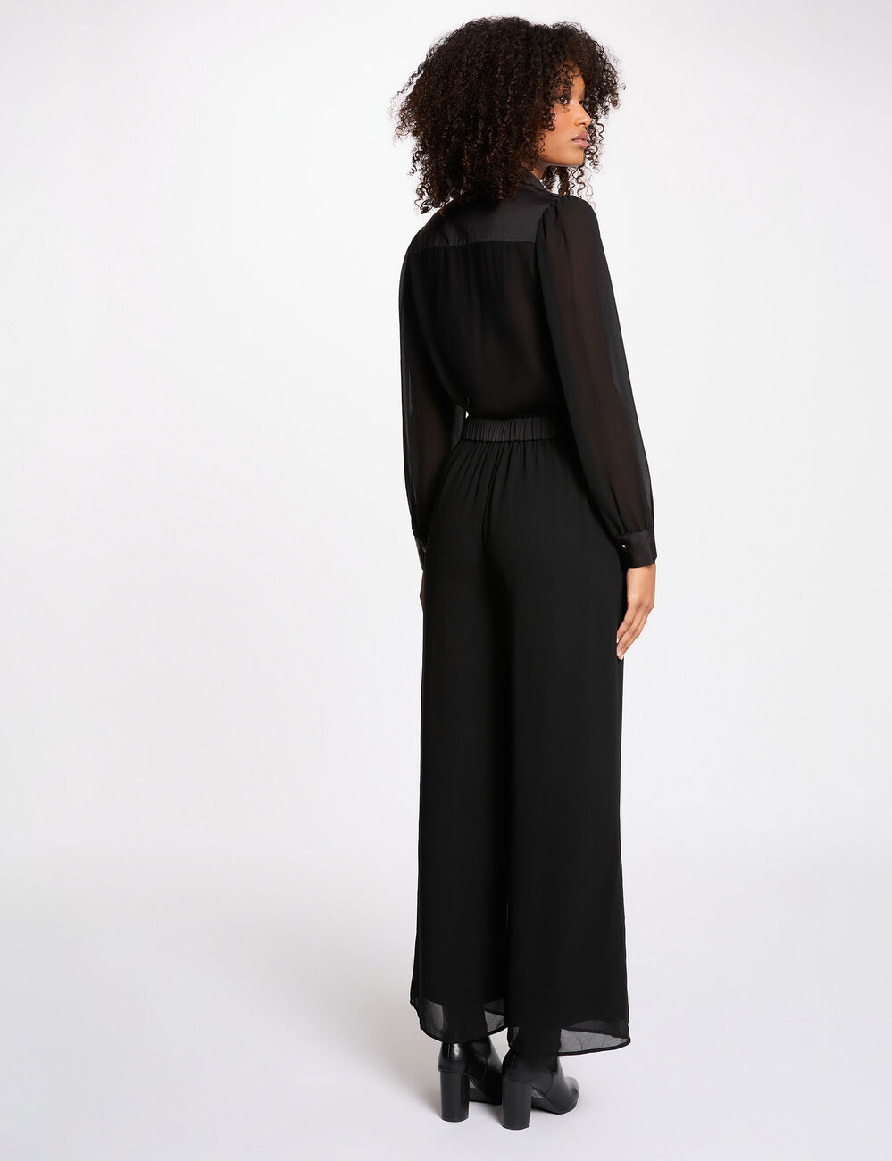 Mono fluido con cuello de solapa negro mujer
