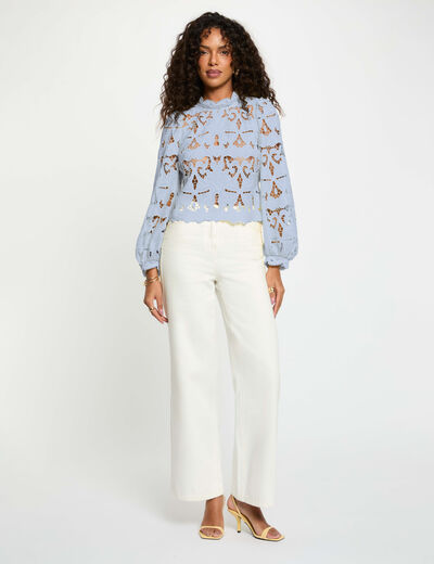 Blusa bordada cuello alto azul cielo mujer