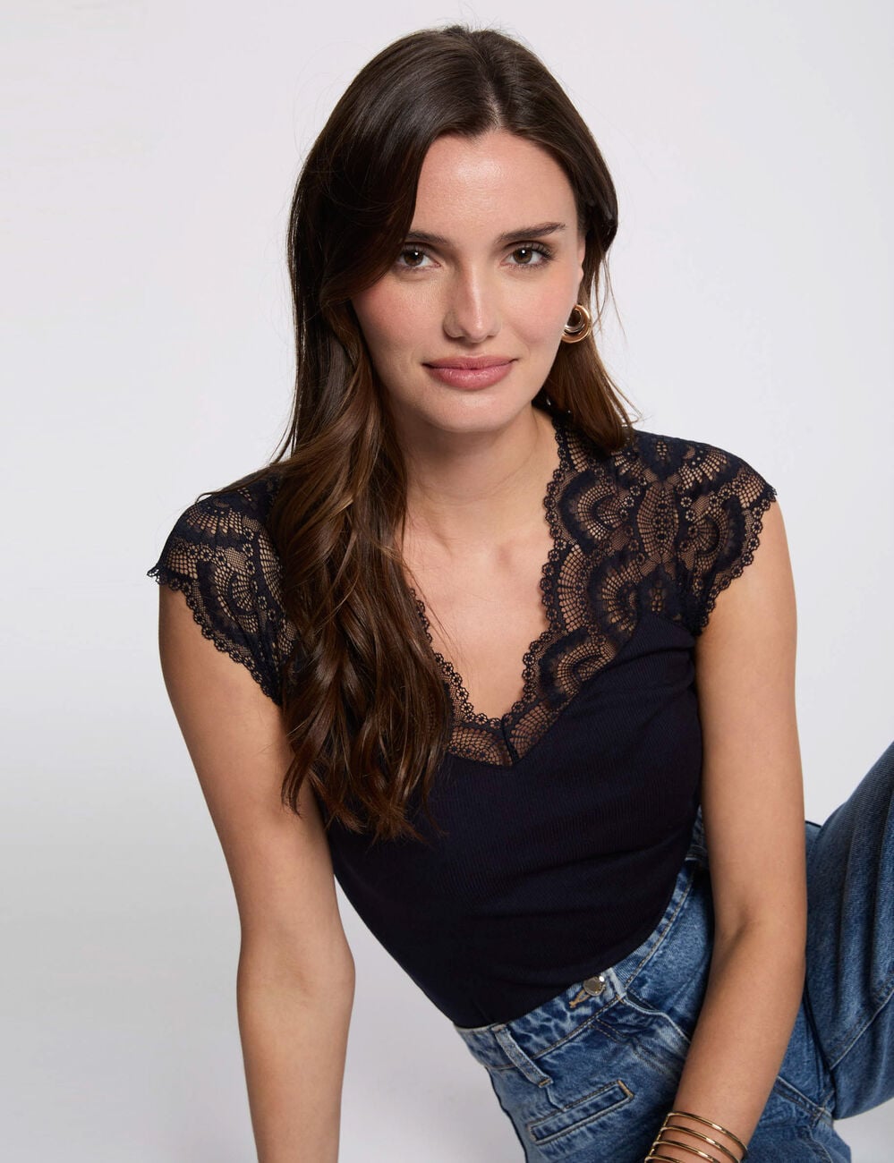 Camiseta de encaje con cuello en v azul marino mujer