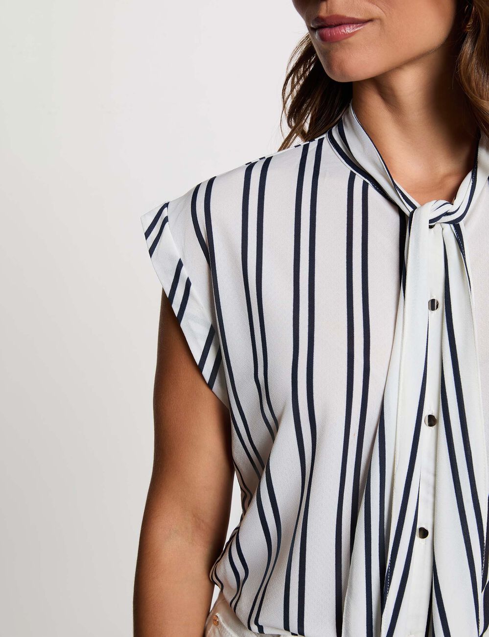 Blusa con cuello lazada blanco mujer