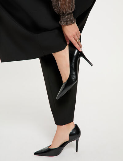 Zapato de tac&oacute;n con lateral abierto negro mujer