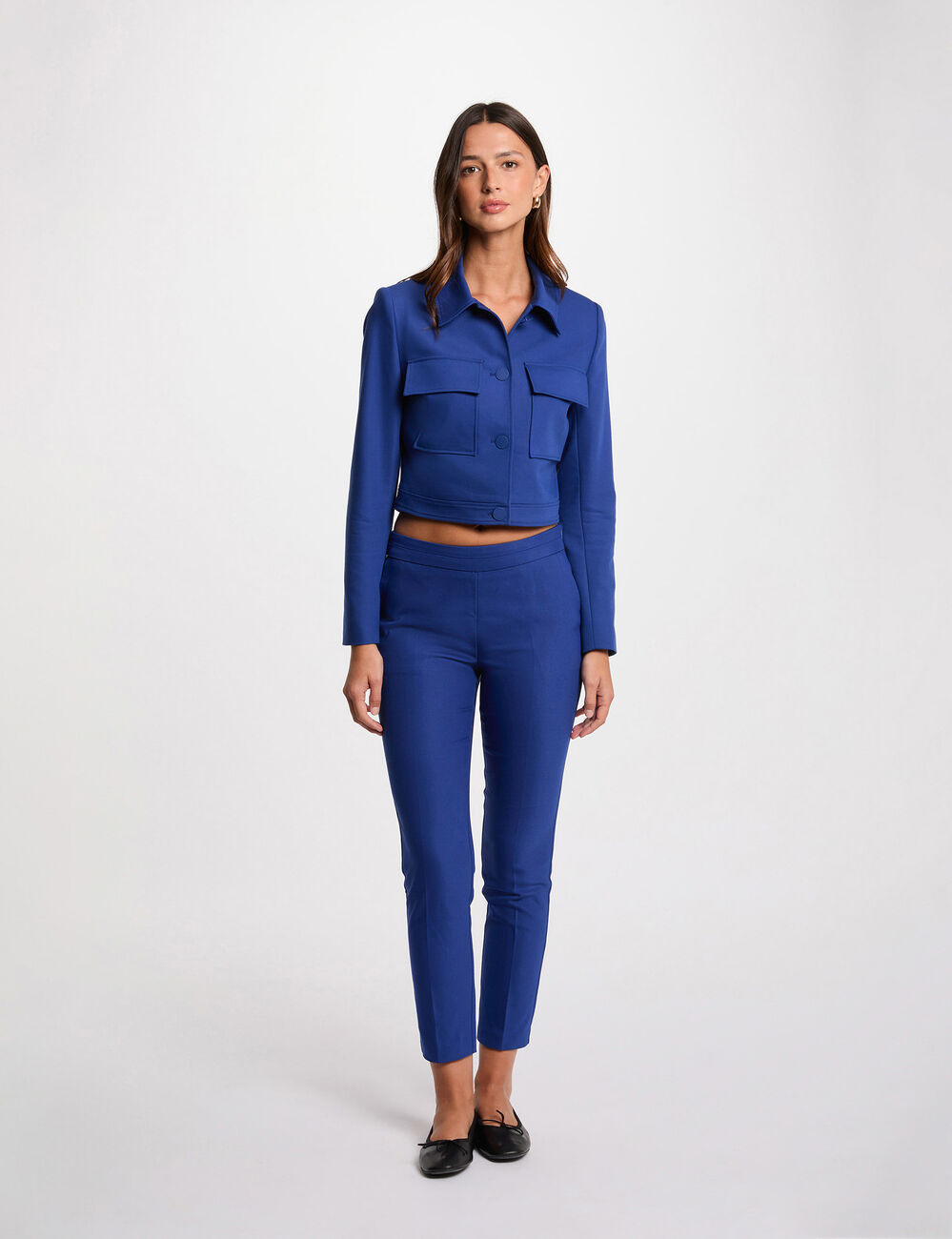 Chaqueta corta abotonada azul eléctrico mujer
