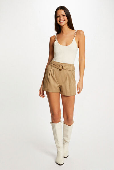 Short holgado con cinturón y rayas beis mujer
