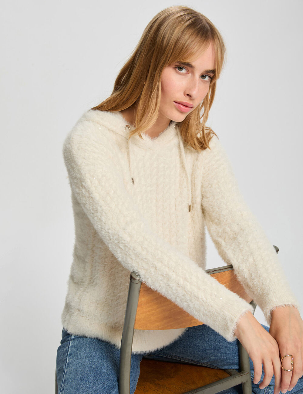 Jersey con capucha y lentejuelas marfil mujer