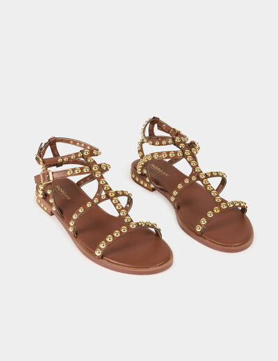 Sandalias planas con tachuelas marrón mujer