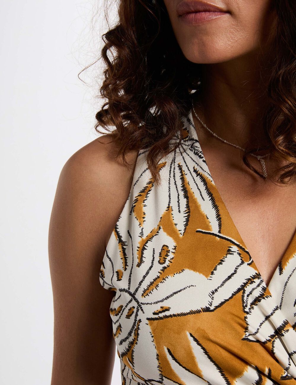 Top satinado con escote en V amarillo mostaza mujer