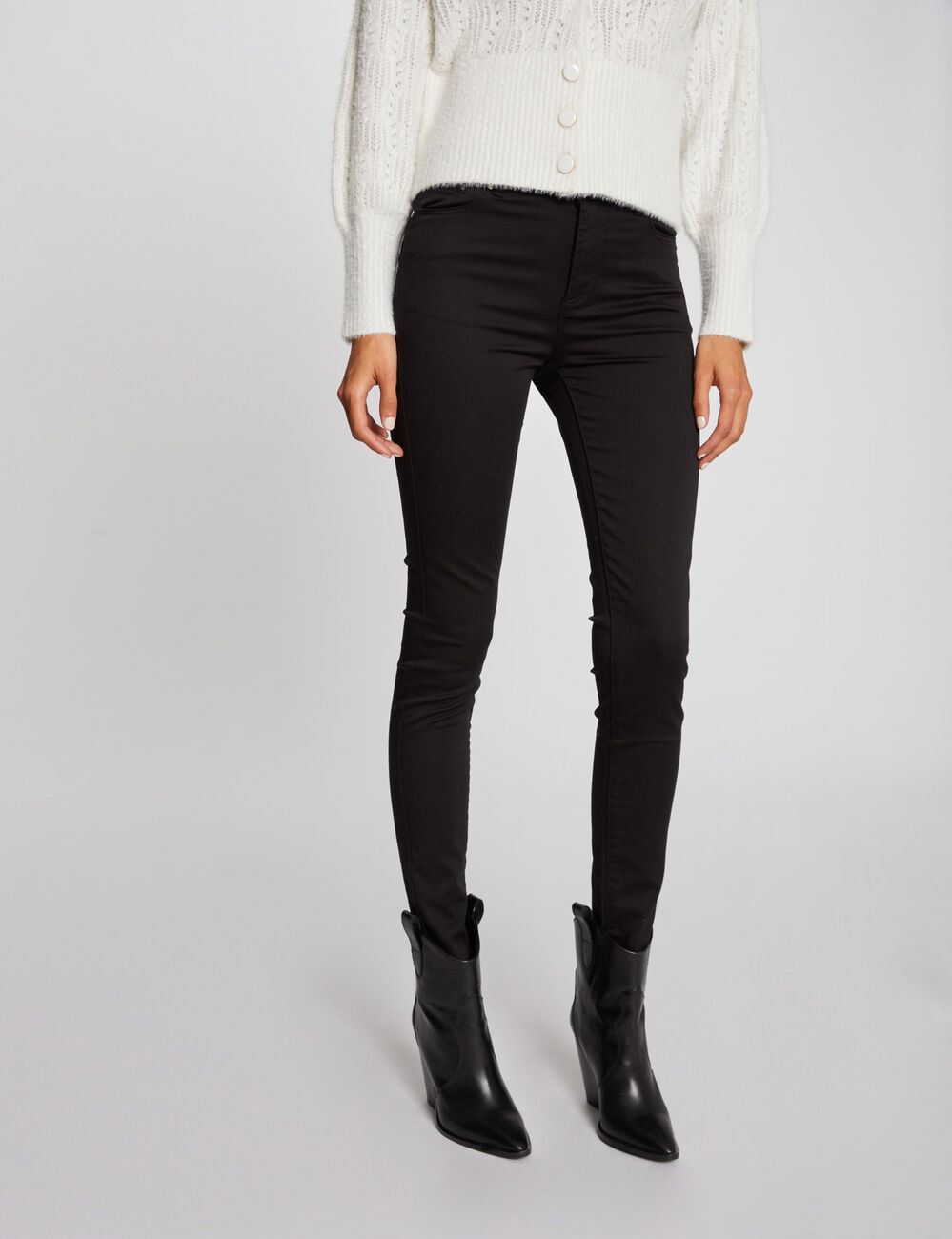 Pantal&oacute;n slim satinado negro mujer