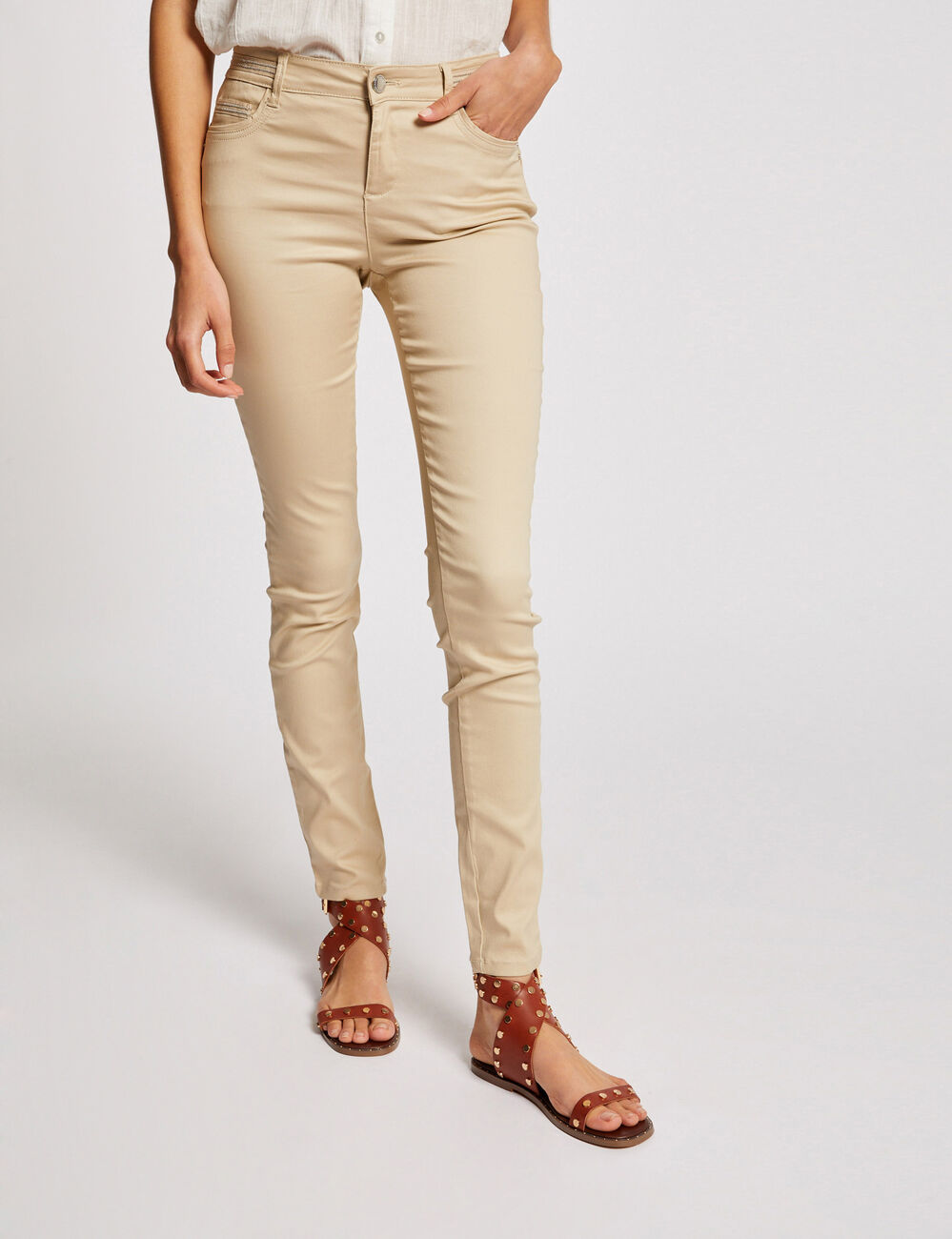 Pantal&oacute;n slim efecto mojado arena mujer