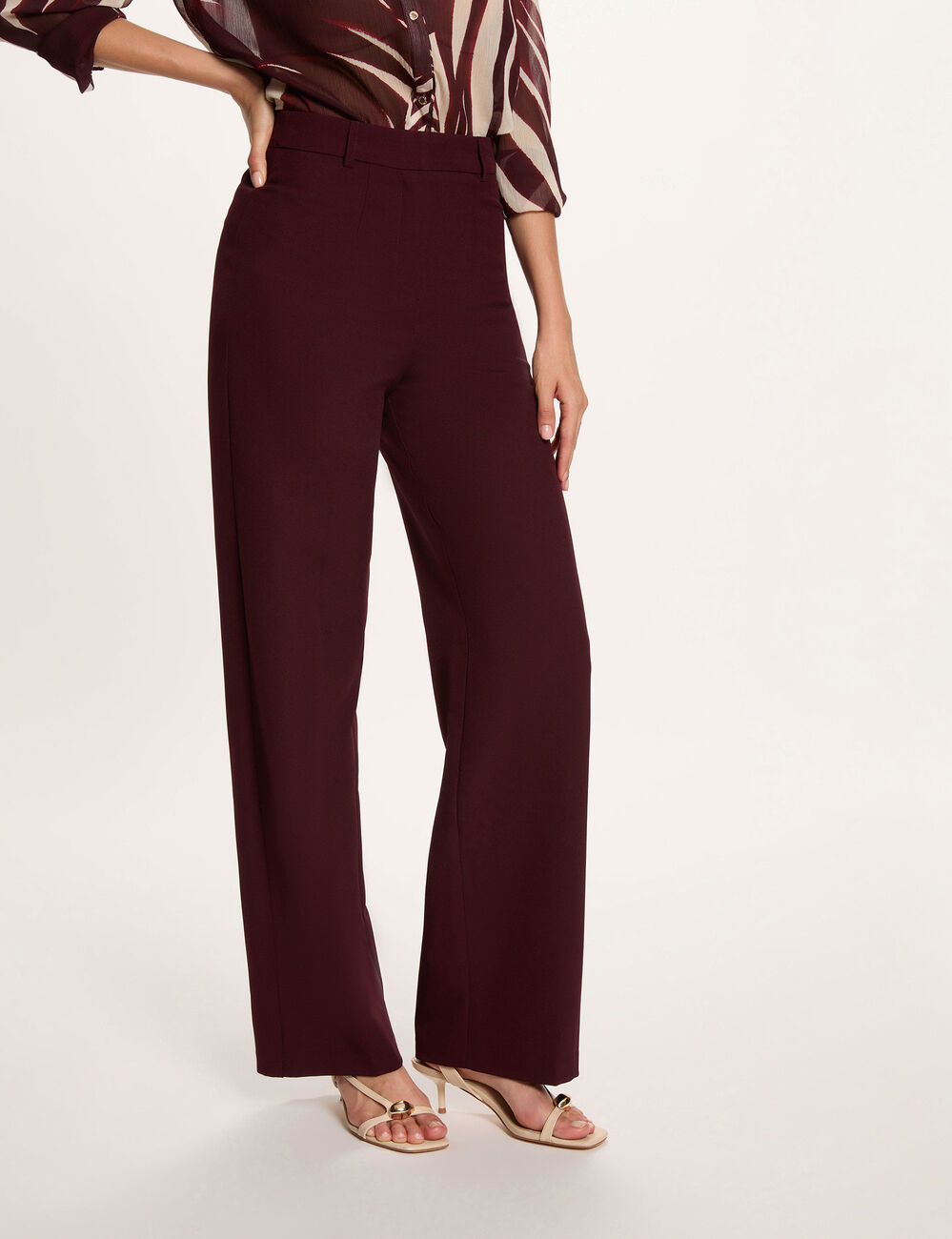 Pantal&oacute;n recto con pinzas ciruela mujer