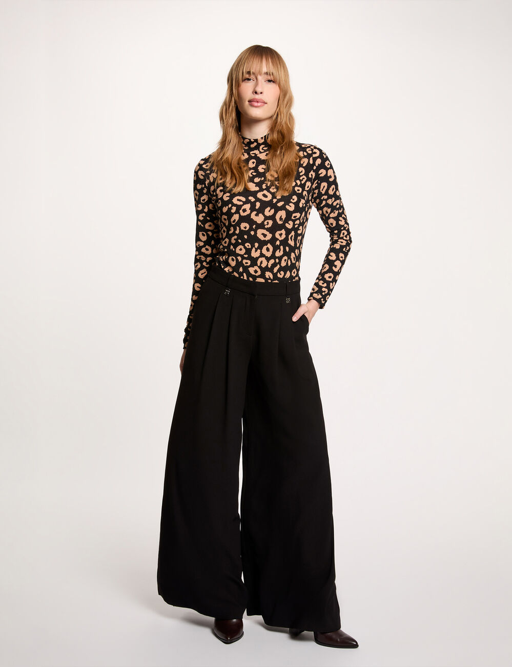 Camiseta ajustada cuello alto negro mujer