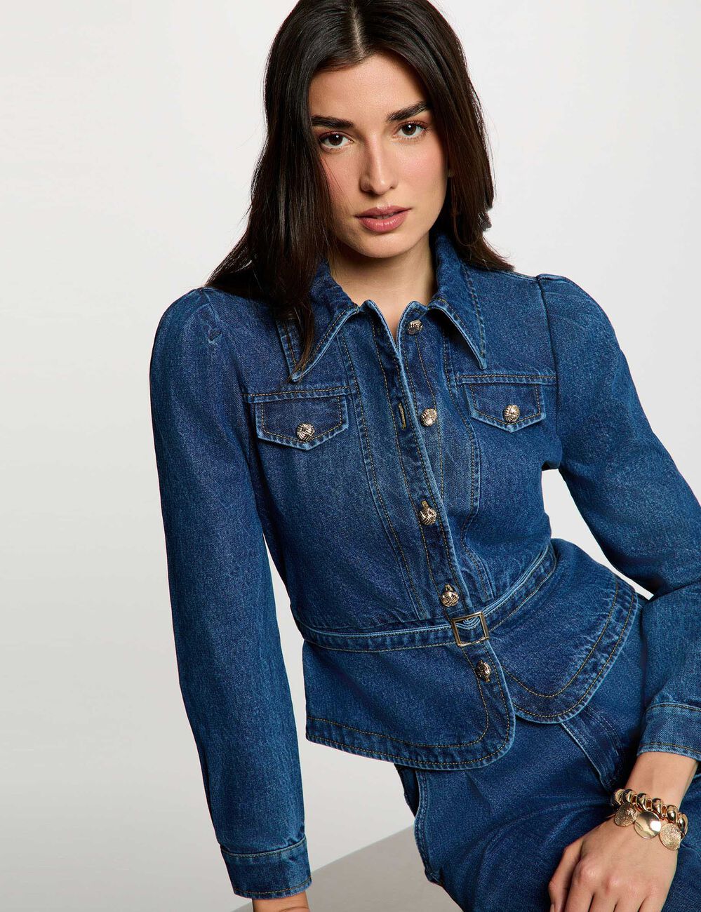 Chaqueta vaquera con cintur&oacute;n denim stone mujer